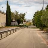 Dopo circa 200 metri imbocchiamo una rotatoria che sulla sinistra ci immette in una strada chiusa costeggiata dalla campagna